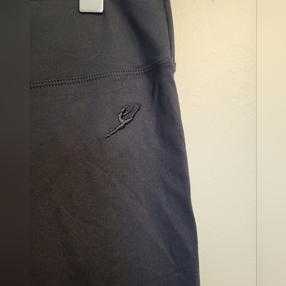 NEW Energetiks Stylish Black Womens Capris Leggings, Size 8-10 (28 to 30) - Picture 2 of 5